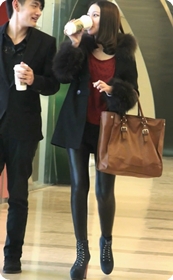 超美MM的美腿再配上这样的紧身皮裤,极品啊