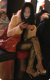 金色紧身裤加金色超高跟的MM无论身材还是气质都堪称绝佳