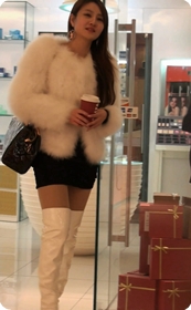 清纯的肉丝MM穿上白色高靴就显得格外的骚