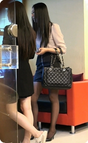 街拍黑丝包臀的OL少妇,小高跟诱人噢