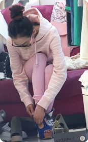 眼镜美眉,穿透视的紧身裤换衣服