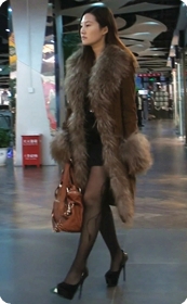 还记得那个拍人体的黑丝模特吗,这次是超高跟加黑丝噢