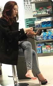 清纯的紧身牛仔,眼镜MM穿这么高的高跟鞋显得那么搔