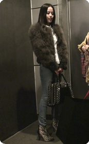 银色高跟鞋,紧身牛仔包臀,贵妇气质