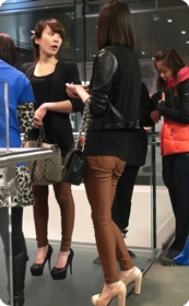 这两个棕色紧身牛仔,高跟的美女,你想干哪个?