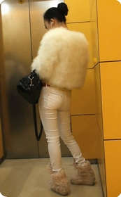 白色紧身牛仔MM的屁股真是极品啊