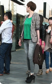 超紧牛仔的丰满少妇