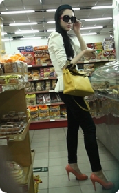 粉色高跟鞋,紧身牛仔少妇