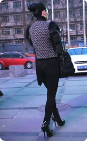 高跟少妇的屁股真是又大又性感啊