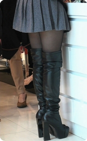 超短裙,高靴黑丝的少妇气质很风骚