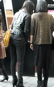 紧身牛仔,搔MM屁股也很翘