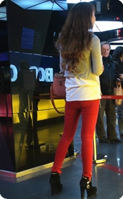 极品红色紧身牛仔美女的腿和屁股好性感噢