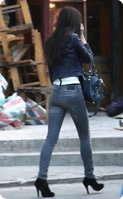 极品紧身牛仔的美女扭着大屁股