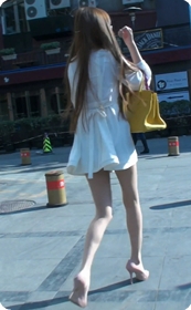 极品美腿美女的身材真是极品,里面还穿着牛仔热裤