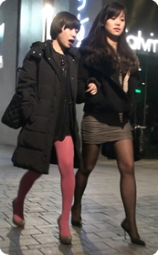 尖高跟黑丝MM看似清纯却要去酒吧放荡