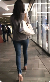 紧身牛仔,超高跟美女