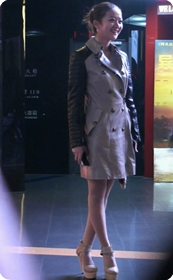 你是不是也想扒开这个高跟美女的外套呢