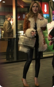 性感黑色紧身皮裤的美女抽烟好销魂