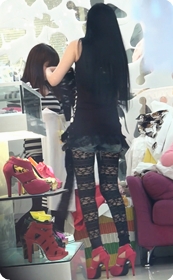 黑丝长腿美女,紧身牛仔裤大换装