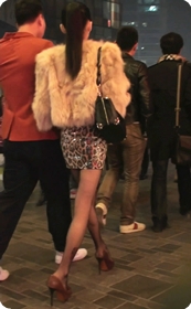 这个高跟黑丝的包臀少妇生下来就是为了发浪而生的