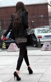 超高高跟鞋的包臀女郎