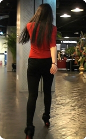 穿黑色紧身裤MM的屁股真性感