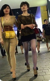 紫丝骚货的豹纹高跟还是很性感的噢