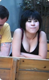 丰满MM长的一般,却用巨乳来诱惑外国人