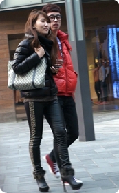 紧身裤MM的高跟鞋很性感啊