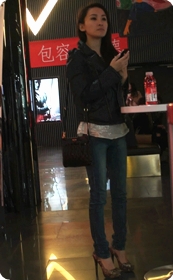 一看到MM的下半身我就毫不犹豫的拍了,紧身牛仔,超高跟