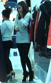 这样的紧身裤穿在妹妹的美腿上真是极品