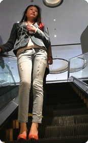 白色紧身牛仔,粉色高跟的MM气质搔到家了