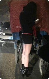 包臀的眼镜搔货大街上被陌生人强吻,大喊神经病