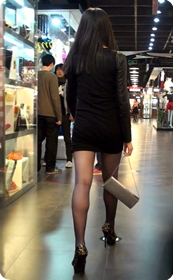 豹纹高跟的棕丝美女