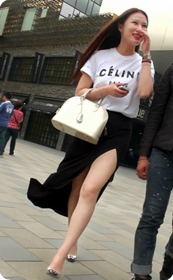 风尘中的大白腿美女