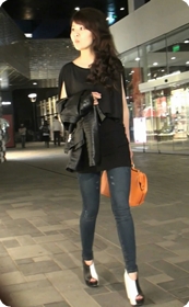 黑白高跟鞋的紧身牛仔美女