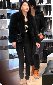 黑色紧身裤,气质MM