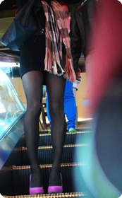 黑丝黑包臀的紫色高跟美女