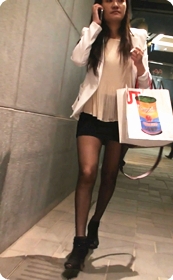 黑丝黑高跟的少妇上楼梯