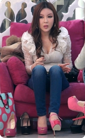 少妇紧身牛仔搔货试穿高跟鞋了