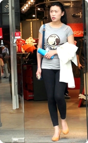 紧身裤的大屁股美女