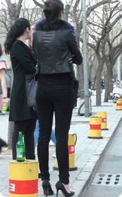 紧身裤的高跟少妇