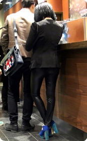 紧身皮裤的MM的翘屁股是一大亮点