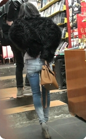 蓝色紧身牛仔的高跟美女