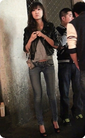 蓝色紧身牛仔的高跟搔货晚上被人灌醉了