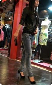 蓝色紧身牛仔黑色高跟的MM