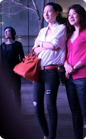 翘屁股的紧身牛仔少妇