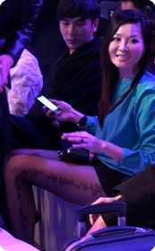 舞台下的性感黑丝搔货