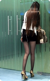 豹纹高跟的黑丝长腿气质少妇