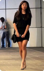 黑色包臀的几个搔货净顾着拍照了